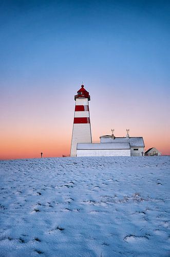 Phare d'Alnes au coucher du soleil en hiver, Godøy, Norvège