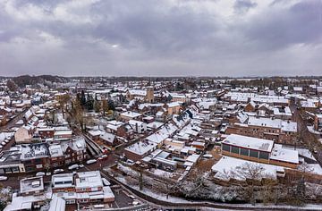 Drone panorama van Simpelveld in de sneeuw van John Kreukniet