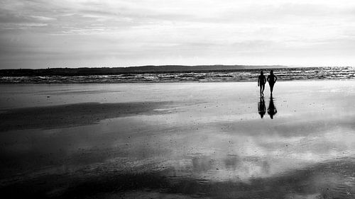 Walkers reflected in the mudflats | Brittany