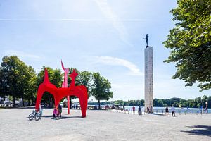 Figures et colonne de porteurs de flambeaux au Maschsee, Hanovre, Basse-Saxe, Allemagne, Europe