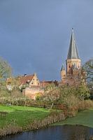 Der Drogenapstoren in Zutphen unter einem bedrohlichen Himmel ist wunderschön hervorgehoben!