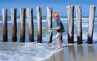 Vissend jongetje op het strand van Badzand, Zeeland. van Hennnie Keeris thumbnail