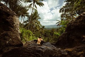 Mann im tropischen Paradies