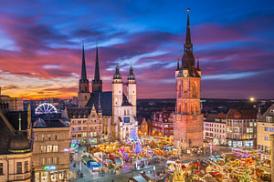 Nächtliche Skyline von Halle (Saale), Deutschland