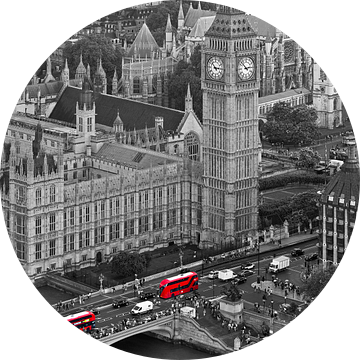 Big Ben met rode bussen te Londen van Anton de Zeeuw
