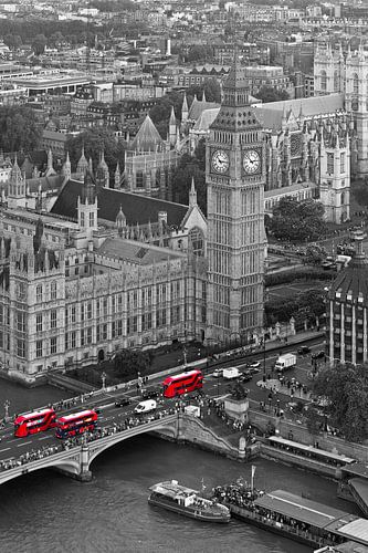 Big Ben met rode bussen te Londen van Anton de Zeeuw