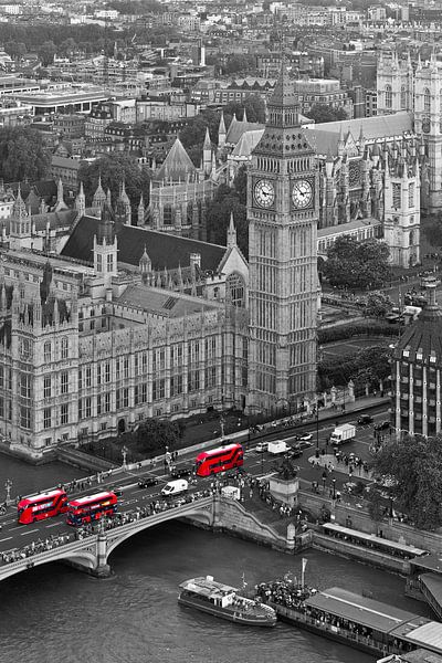 Big Ben met rode bussen te Londen van Anton de Zeeuw