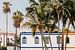 Een tropische foto van gekleurde huisjes en palmbomen op Gran Canaria van Yvette Baur