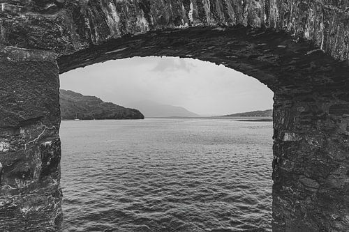 Urquhart Castle in Schotland. Catacomben ruïne bij de verdedigingsmuur.