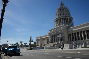 Klassieke Chevrolet voor el Capitolio in Havana