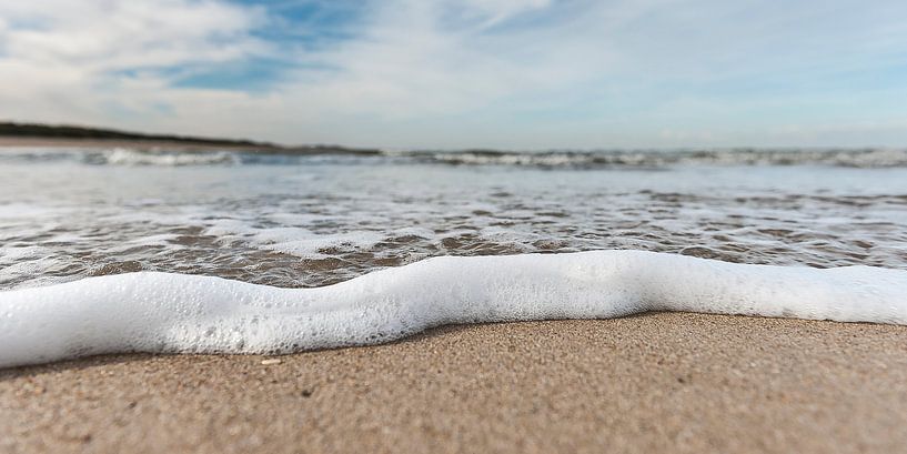 Schuim op het strand van Dirk Huckriede