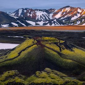 Vulkan mit den schneebedeckten Bergen von Landmannalaugar im Hintergrund von Jos Pannekoek