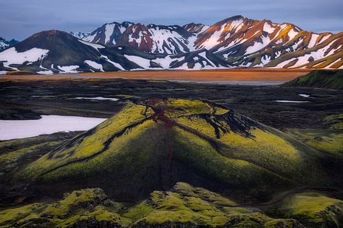 Volcan avec les montagnes enneigées du Landmannalaugar en arrière-plan.