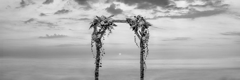 Sonnenaufgang am Ostsee Strand in schwarzweiss. von Manfred Voss, Schwarz-weiss Fotografie