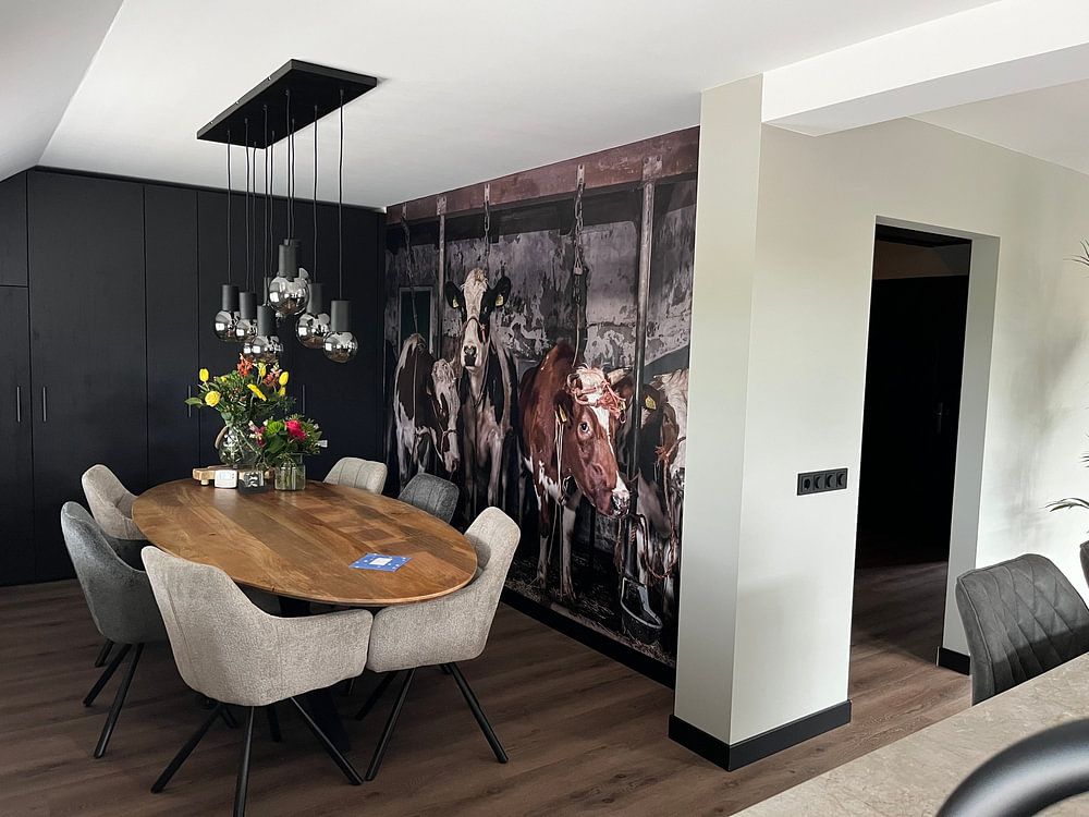 Koeien in oude koeienstal  van Inge Jansen 