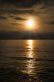 Zonsondergang op het strand van de Baltische Zee, romantisch van Martin Köbsch