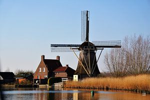 Moulin hollandais au bord de l'eau.