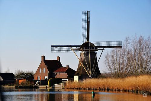 Hollandse Molen aan de waterkant.