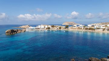 Strand met helder blauw water Lefkos op het eiland Karpathos Griekenland van Guido van Veen