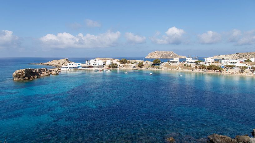 Strand mit klarem blauem Wasser Lefkos auf der Insel Karpathos Griechenland von Guido van Veen
