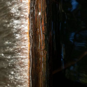 Lichtval op water - abstract van Sia Windig