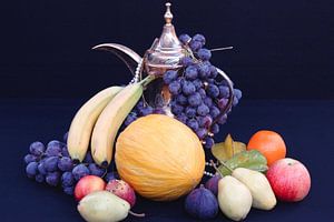 Nature morte orientale avec des fruits et une théière