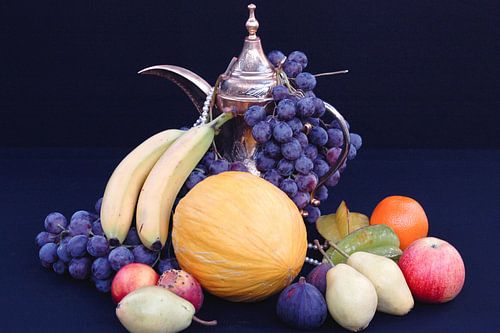 Oosters stilleven met fruit en een theepot