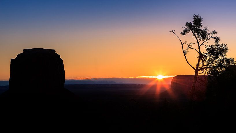 Zonsopkomst Monument Valley van Henk Meijer Photography