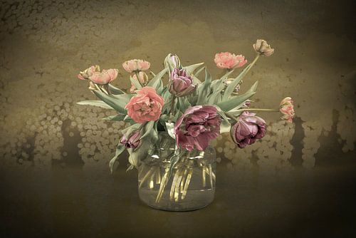 Stilleven. Tulpen in Oude Meesters stijl. van Alie Ekkelenkamp