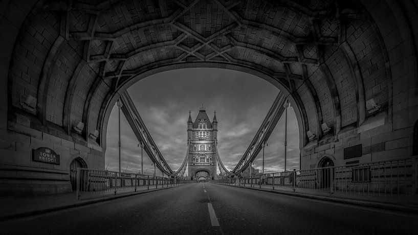 Zwart-Wit: geen verkeer op de Tower Bridge van Rene Siebring