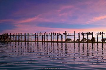 U-bein teak brug in Mandalay Myanmar bij zonsondergang van Eye on You