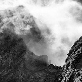 Bergkamm in den Wolken von Dick Carlier