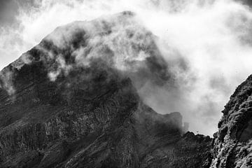 Bergkamm in den Wolken von Dick Carlier