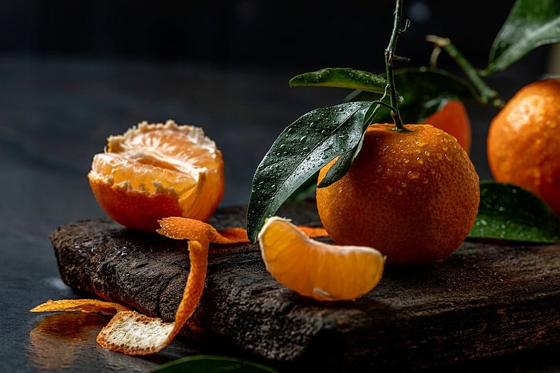 Mandarines fraîches sur un fond sombre par Olha Rohulya