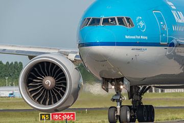 Zwaaiende gezagvoerder van een KLM Boeing 777. van Jaap van den Berg