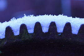 Zahnrad mit Schnee von Erik Buitenhuis