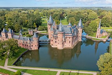 Luchtfoto van het historisch kasteel De Haar in Haarzuilens in Nederland van Eye on You