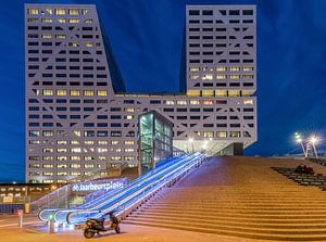 Stadskantoor, Utrecht in het blauwe uur (met scooter) van John Verbruggen