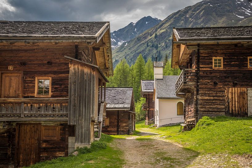 Oberstalleralm hutten (1.870 m) met beschermengel kapel, Villgratental van Christian Müringer