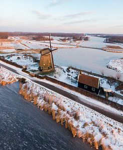 Sneeuw windmolen Twiske natuur gebied  bij zonsopkomst in Amsterdam Noord Drone Foto van Mike Helsloot