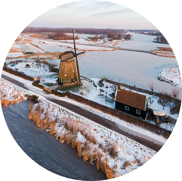 Sneeuw windmolen Twiske natuur gebied  bij zonsopkomst in Amsterdam Noord Drone Foto van Mike Helsloot
