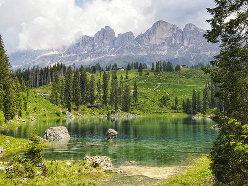 Spektakuläres Bergfoto der berühmten Drei Zinnen in den Dolomiten – ein zeitloses Motiv für alle Bergliebhaber. Klare Strukturen, beeindruckende Felswände und die unverwechselbare alpine Kulisse machen dieses Bild zum Highlight jeder Wand. von Miriam Schwarzfischer Fotografie