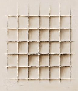 Minimalistisches Gitter mit subtilen Reliefstrukturen in Beige