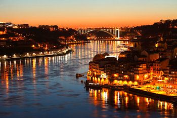 Uitzicht op Ponte da Arrabida en de oude stad Ribeira bij Abendd�mmerung, Porto, district Porto, Por