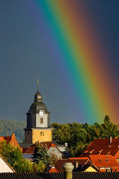 Regenboog over Herleshausen van Roland Brack