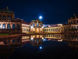 In de avond in de stad met verlichting en reflectie.