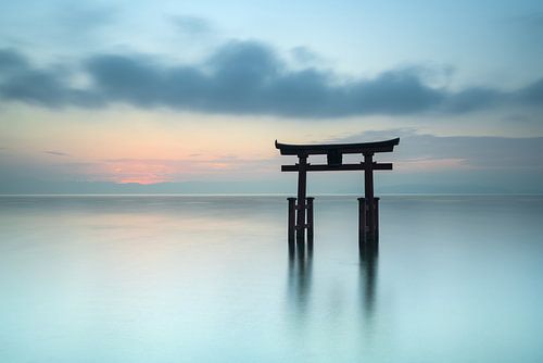 Torii poort in het Biwa meer in Japan