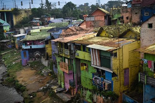 Buntes Elendsviertel in der Nähe einer Bahnstrecke