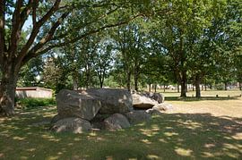 Hunebed D46 in einem Wohngebiet von Angelslo. von Richard Wareham