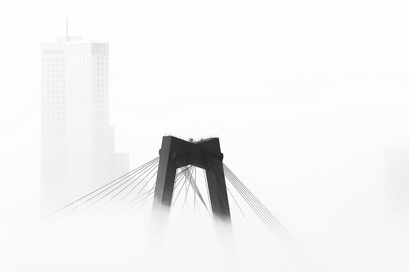 Willemsbrug und Maastoren im Nebel von Mark De Rooij